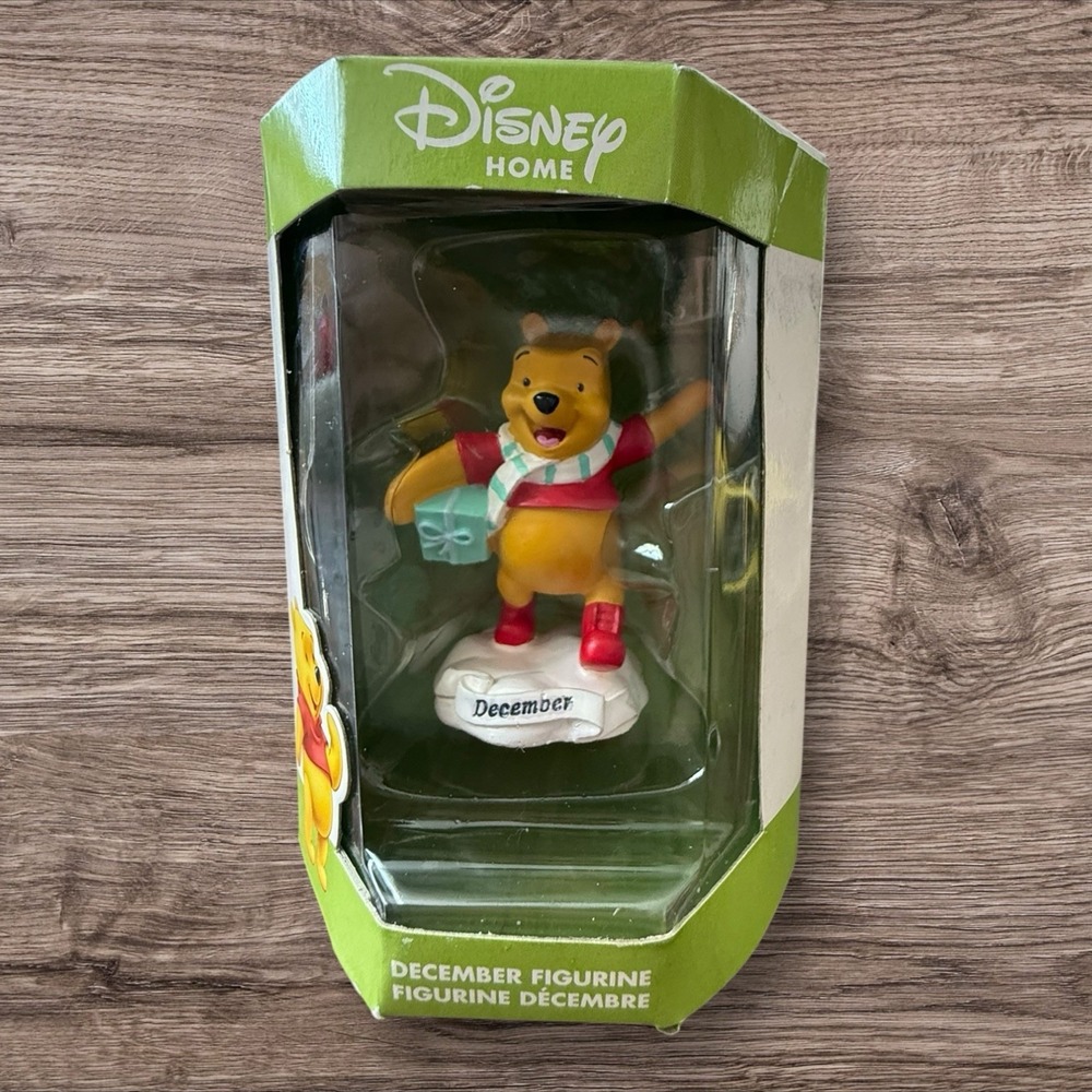 Disney Home Winnie the Pooh December Figurine 2000 Enesco Holiday Collectible